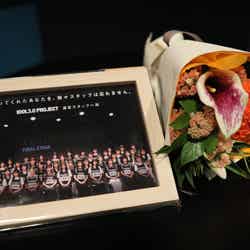 「IDOL3.0 PROJECT」元候補者へ贈られた花束・写真立て（C）OVERSE