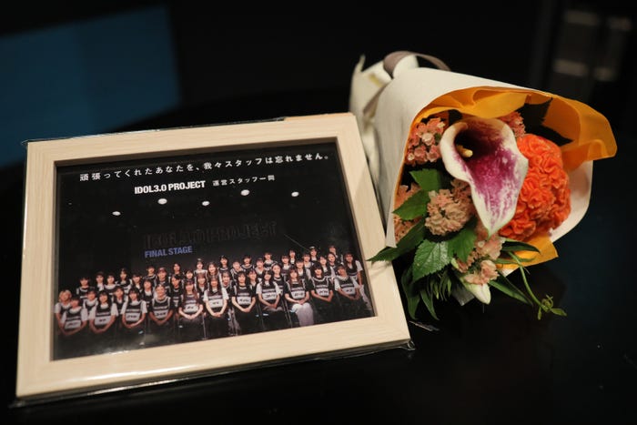 「IDOL3.0 PROJECT」元候補者へ贈られた花束・写真立て(C)OVERSE