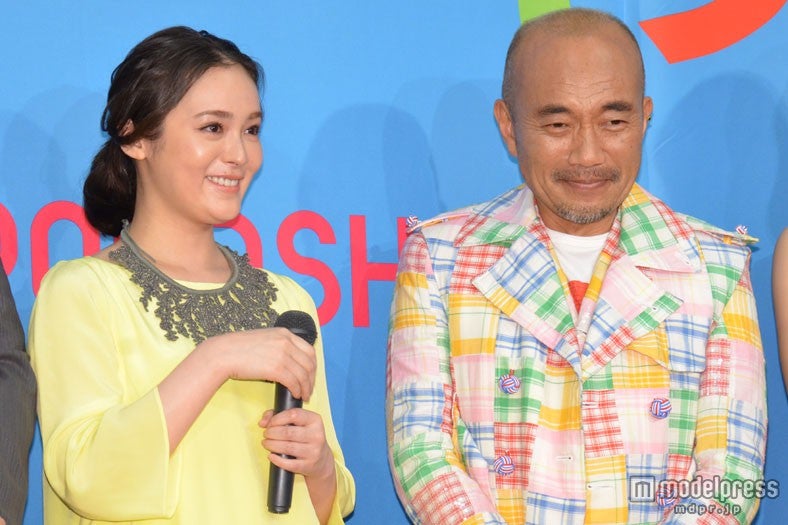 貫地谷しほり、竹中直人