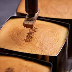 焼きたて酪農チーズケーキ1,380円(税込)/提供画像