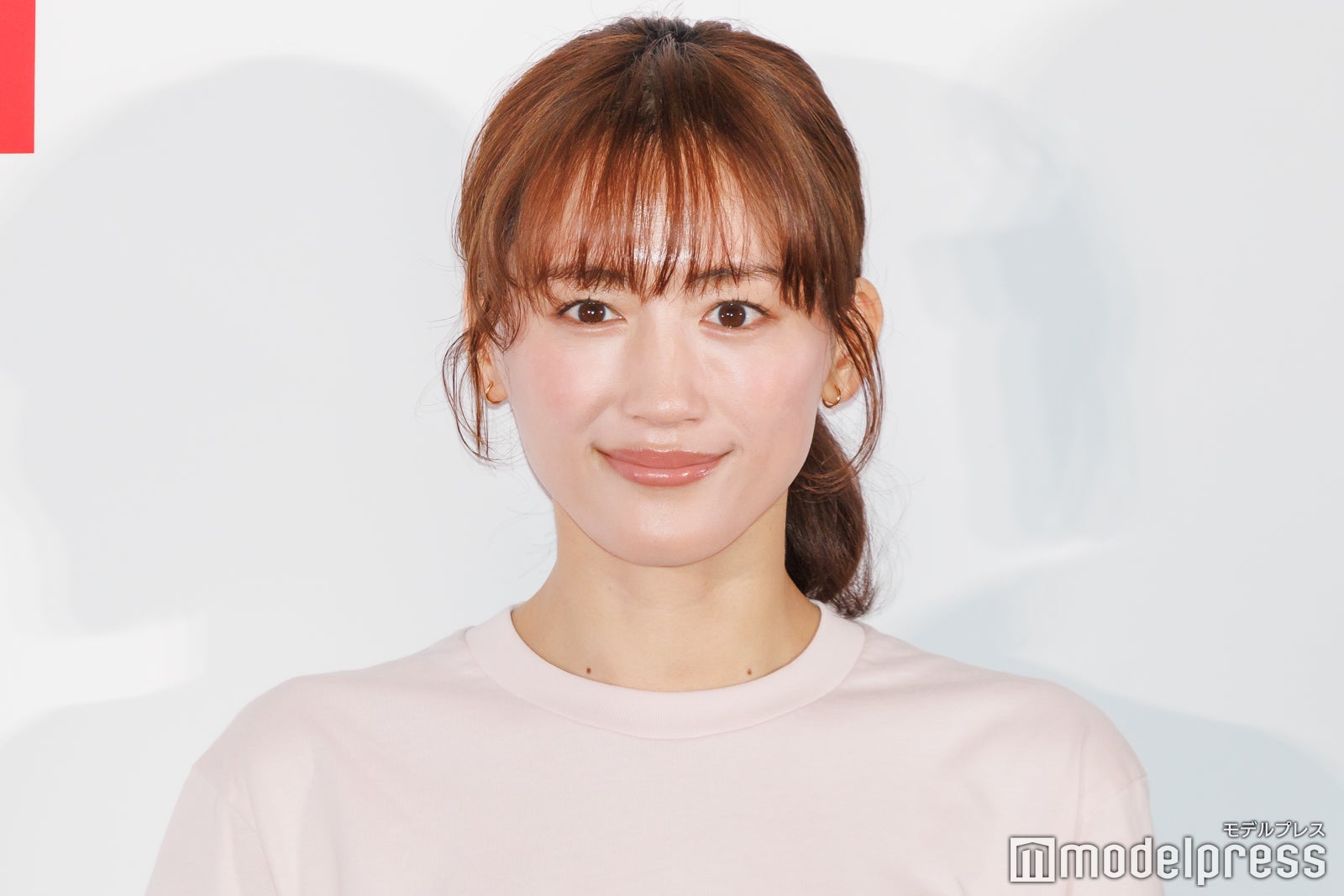 綾瀬はるか、私物衣服を難民へ寄付 小学生124人対象の特別授業で講師助手務める