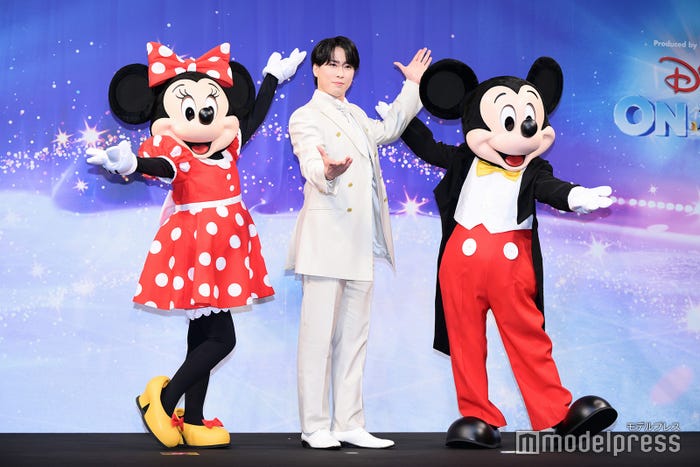 ミッキー&ミニーに囲まれポーズを取る宮舘涼太(C)モデルプレス