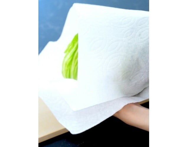 キッチンペーパーを長めに取って、全体を包みます