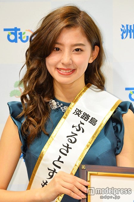 “奇跡の9頭身”朝比奈彩、ミニドレスでスラリ美脚披露　美ボディの秘訣を明かす
