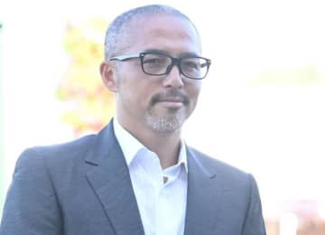 小野伸二氏「今日から新しい相棒がやってきました」高級愛車との2ショットに反響「カッコ良すぎ」「強そうな車」