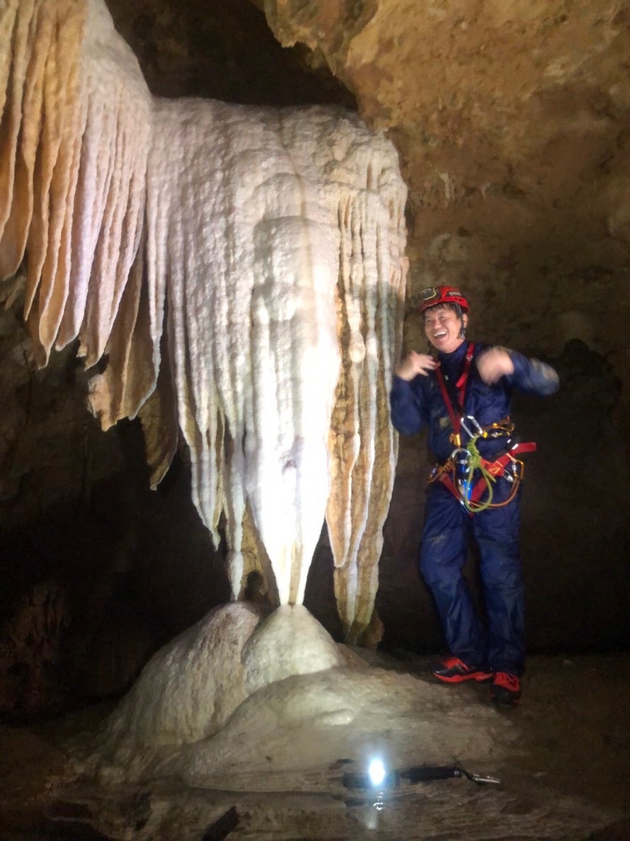 鹿児島県の沖永良部島にある洞窟を探検するヒロミ／「アオハルTV」より（C）フジテレビ