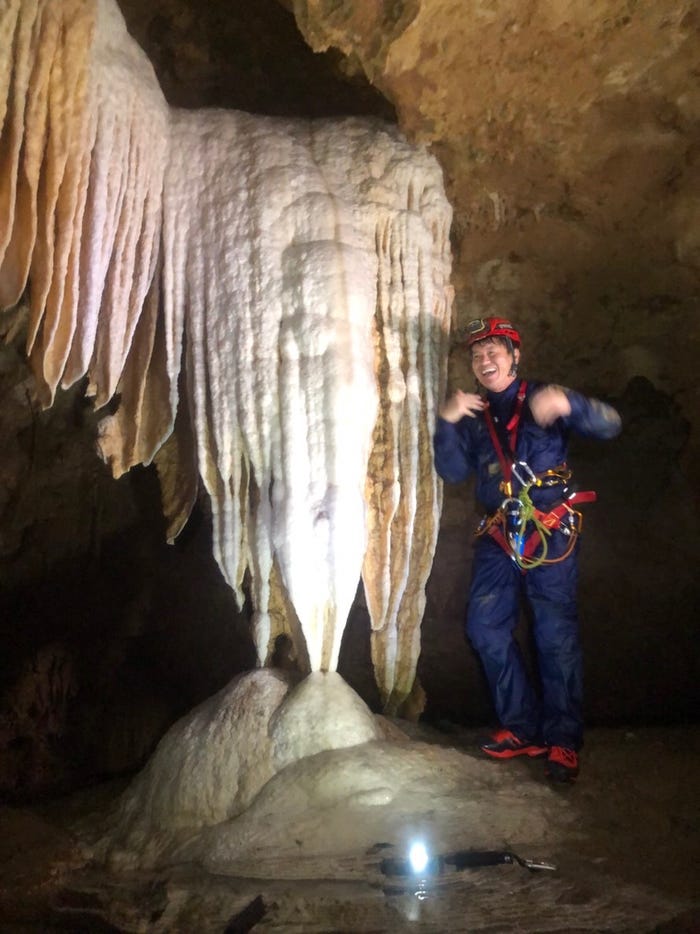 鹿児島県の沖永良部島にある洞窟を探検するヒロミ/「アオハルTV」より(C)フジテレビ