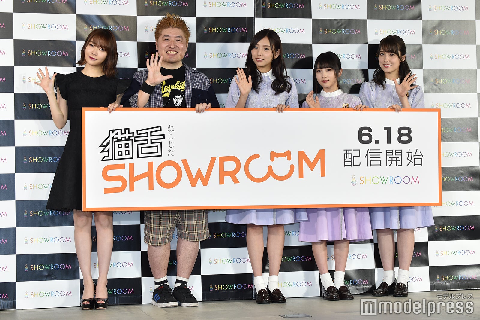 （左から）指原莉乃、吉田豪氏、新内眞衣、与田祐希、衛藤美彩（C）モデルプレス