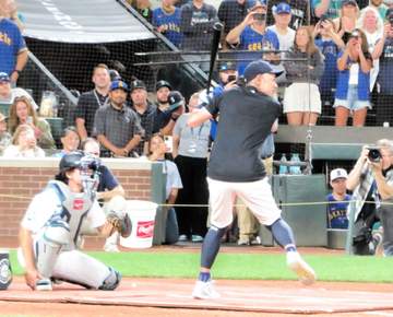 52歳イチロー氏が4連発含むアーチ量産も決勝進出ならず スタンドが大歓声＆イチローコールに「アイ・ラブ・シアトル」絶叫 マ軍OB本塁打競争に登場