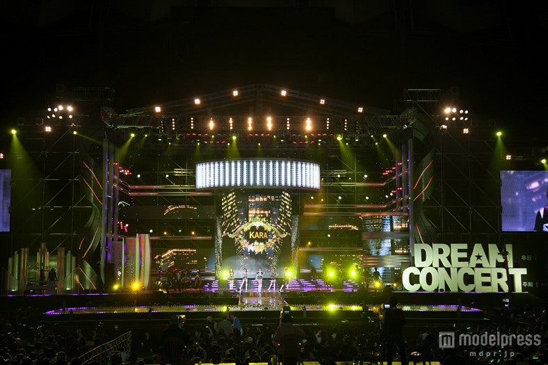 「K-POP　DREAM　CONCERT　2012」にてパフォーマンスを披露しているKARA