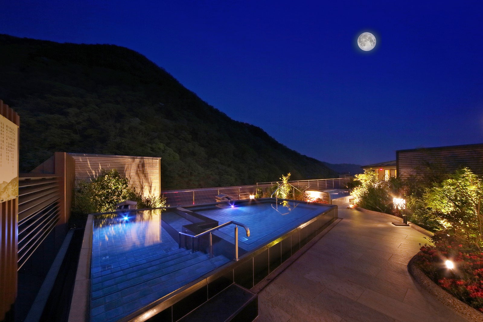 鬼怒川温泉の中で最も高い場所に位置する「空中庭園露天風呂」／画像提供：あさやホテル