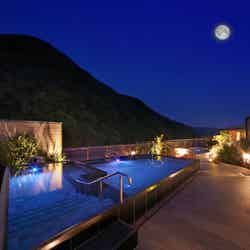 鬼怒川温泉の中で最も高い場所に位置する「空中庭園露天風呂」／画像提供：あさやホテル