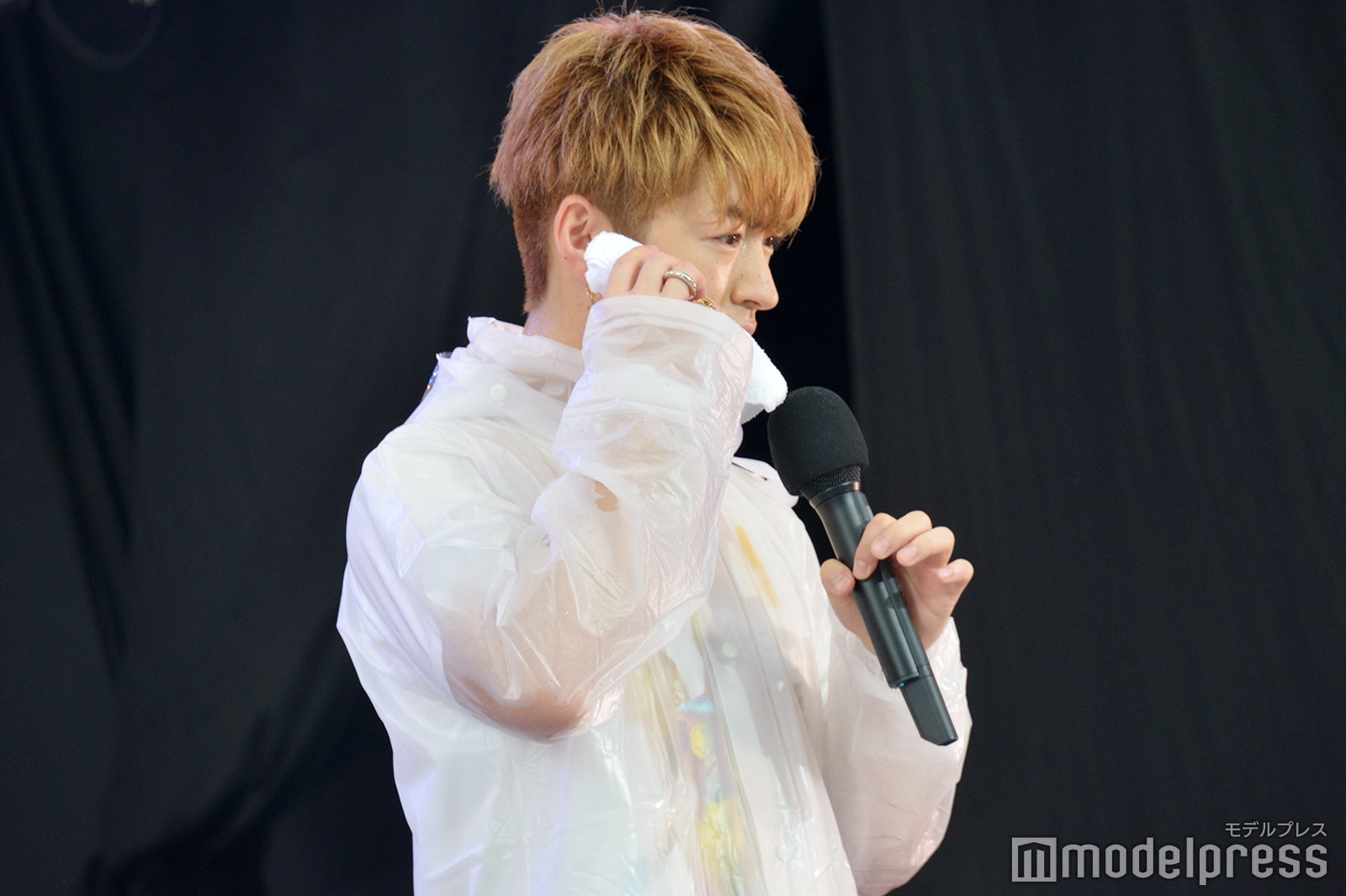 スイカ爆発対策のカッパにより、皆さん汗だくでした （C）モデルプレス