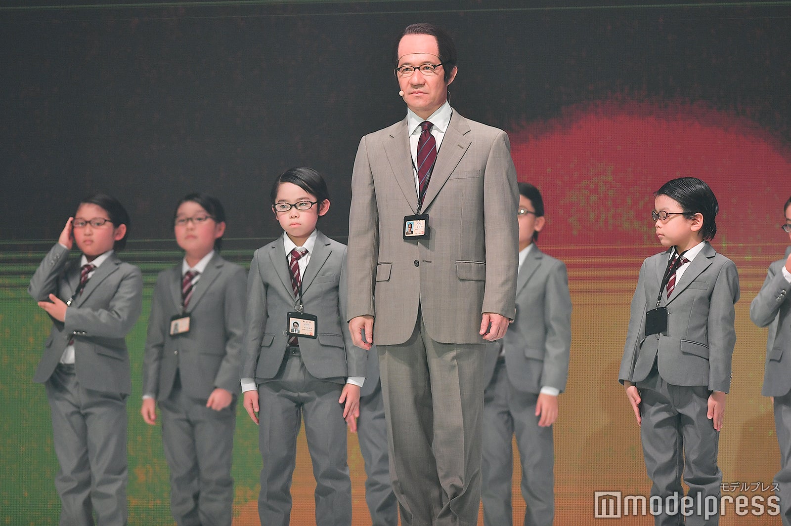 内村光良扮する三津谷寛治とキッズたち （C）モデルプレス