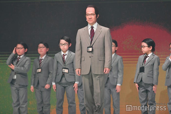 内村光良扮する三津谷寛治とキッズたち (C)モデルプレス