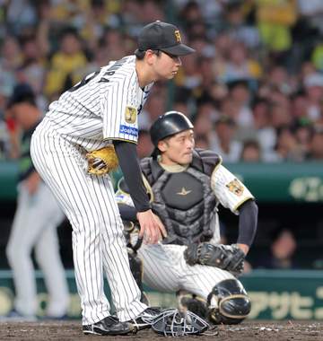 「心臓が強い」「メンタルもOK」阪神・下村 2失策＆野選で同点も表情変えず 失策の佐藤輝には笑顔で対応 解説絶賛「あんだけ足引っ張られて1点で。立派」