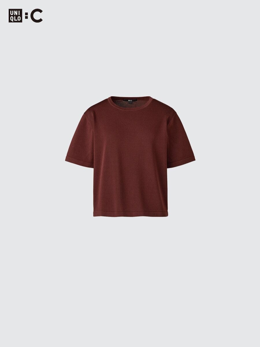 赤茶色のボクシーシルエットニットTシャツ。ゆったりとしたデザイン。