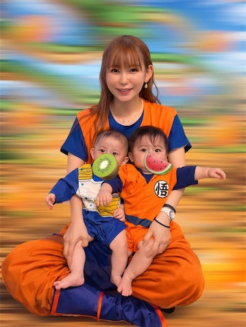 中川翔子、『ドラゴンボール』ロンパース姿の双子ショット披露「取っ組み合い可愛すぎる」