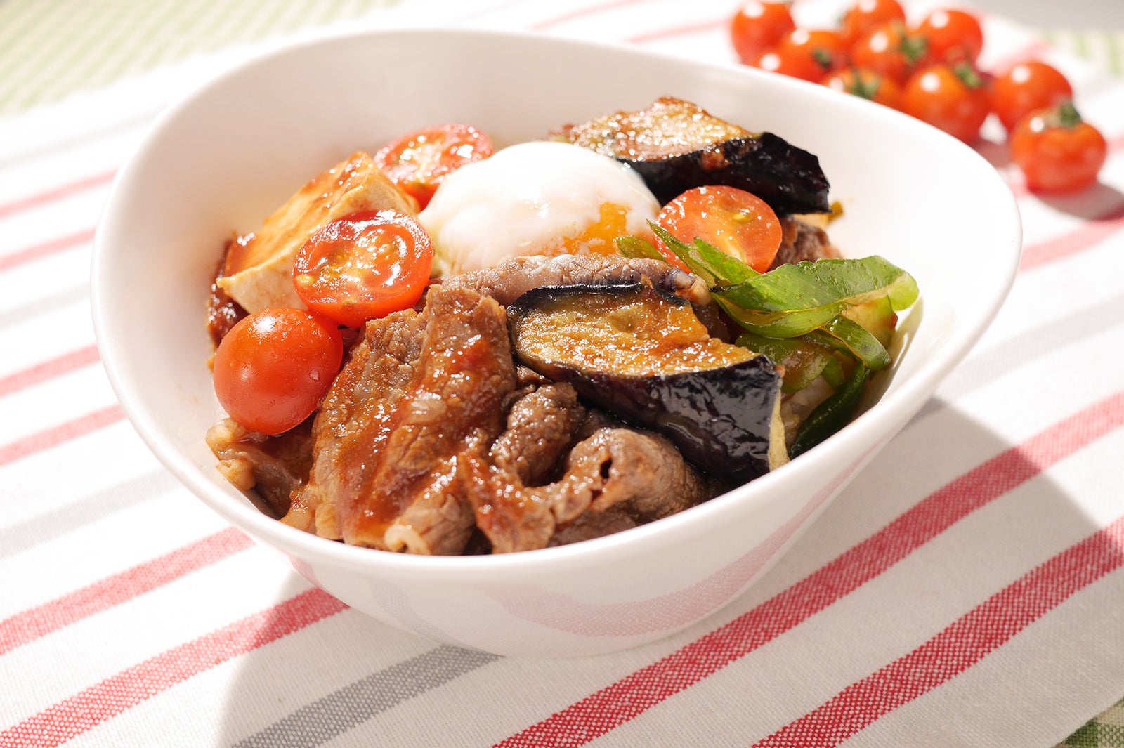 「イタリアンすき焼きDON　温泉玉子のせ」（税込み600円）