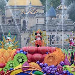 ディズニーシー真夏のカーニバルお披露目　新カラーのコスチュームで登場（C）Disney【モデルプレス】