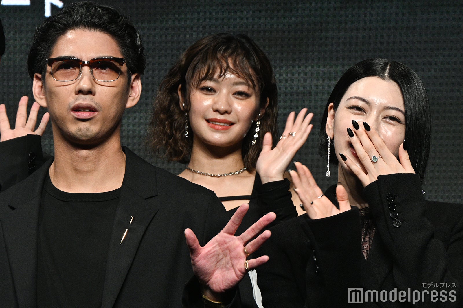 賀来賢人、三吉彩花（C）モデルプレス