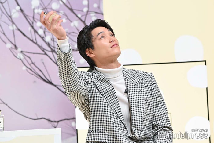 香水を大胆に振りまく鈴木伸之(C)モデルプレス