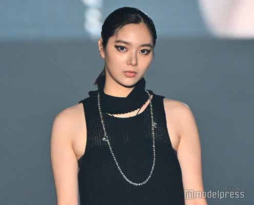 新川優愛、ほっそり二の腕披露 跳ね上げアイラインで圧巻オーラ放つ【TGC 和歌山 2024】