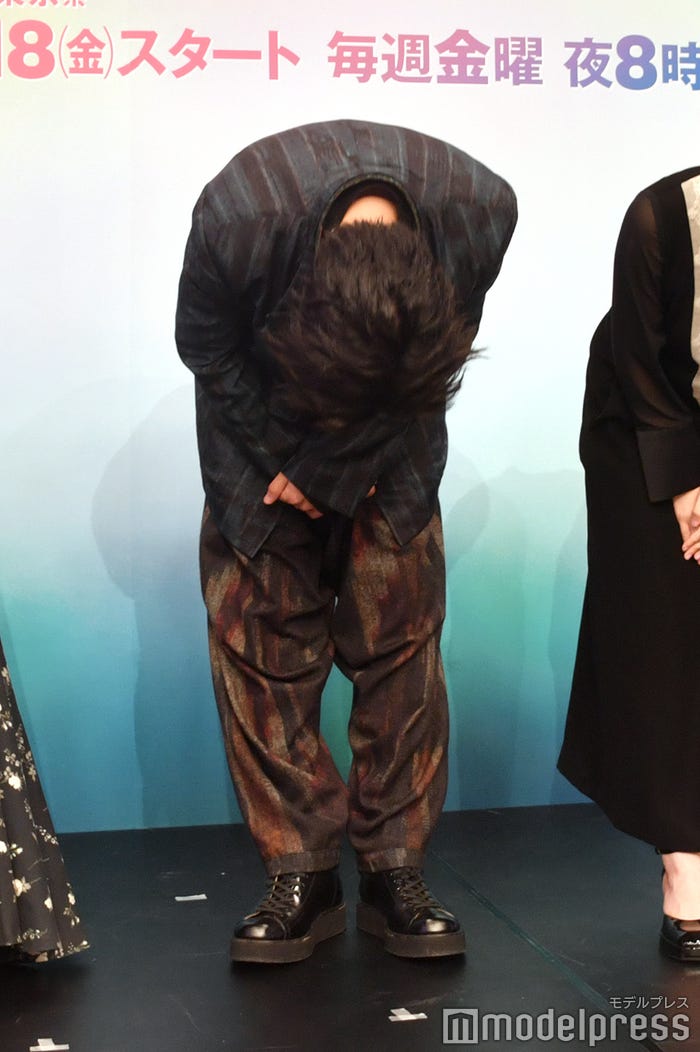 深々とお辞儀をする田中圭(C)モデルプレス