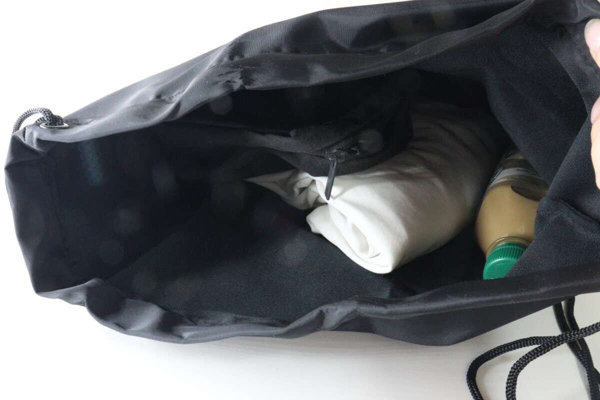 ナップザックの内部に荷物をすっきりと収納している様子