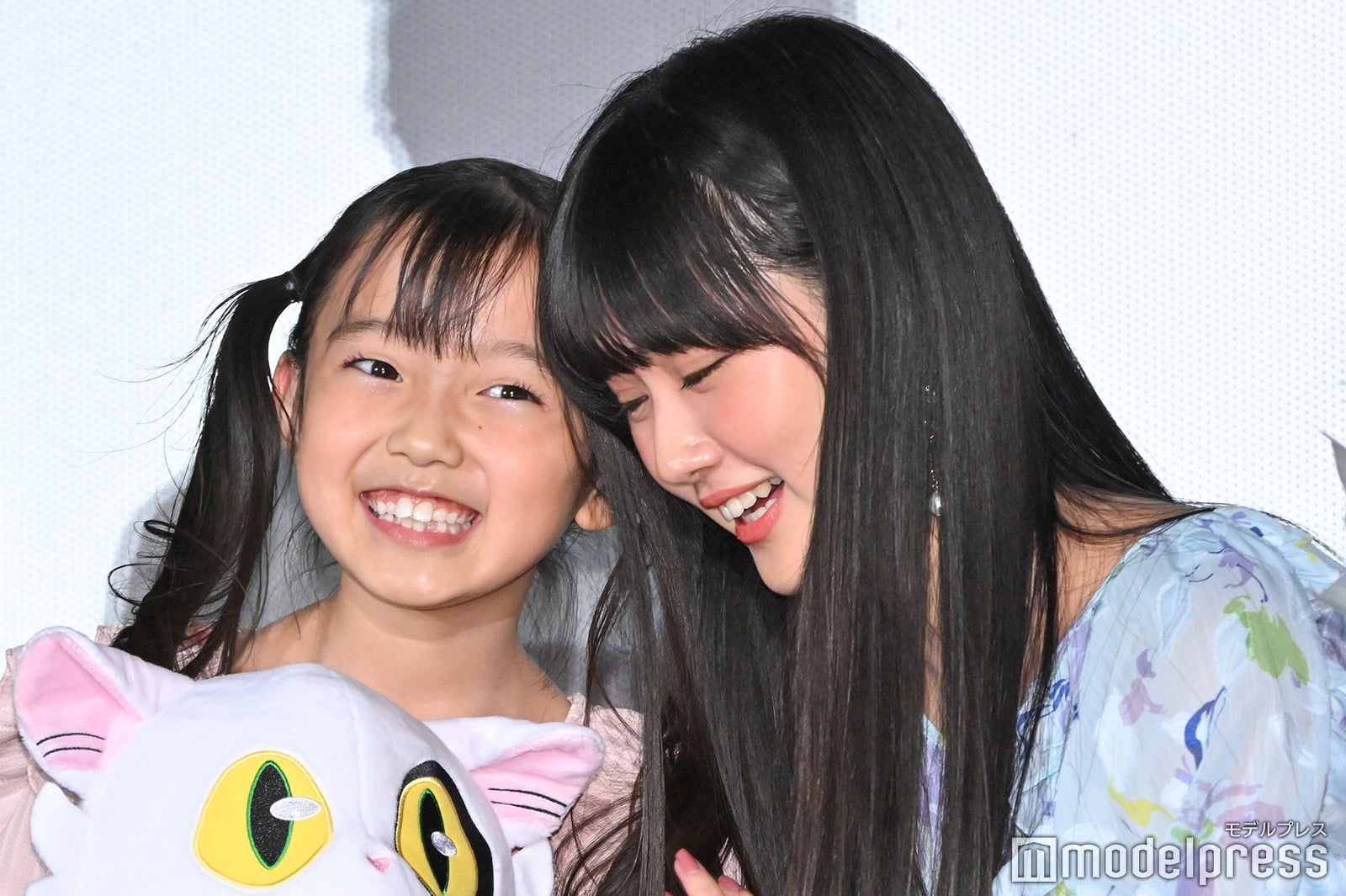 山根あんにデレデレの原菜乃華 （C）モデルプレス