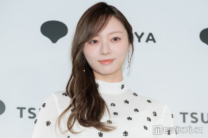 乃木坂46梅澤美波、膝丈スカートからほっそり美脚輝く「スタイルレベチ」「色白で綺麗」とファン絶賛