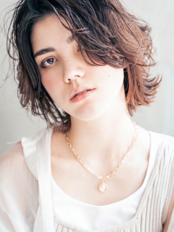 ミディアム女子が魅せるかっこいい髪型って 大人が演出するクールなおしゃれヘア モデルプレス