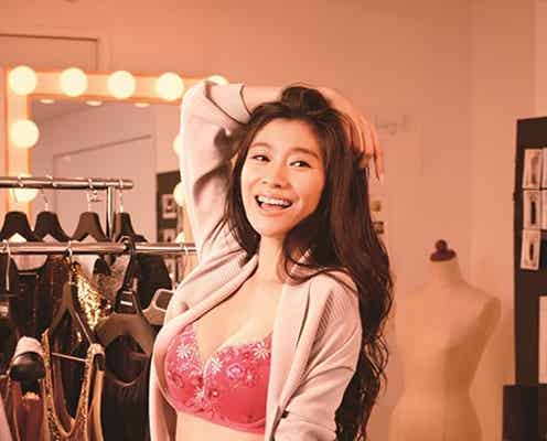 篠原涼子、美バストを大胆披露「自分の胸元に思わず見とれた」