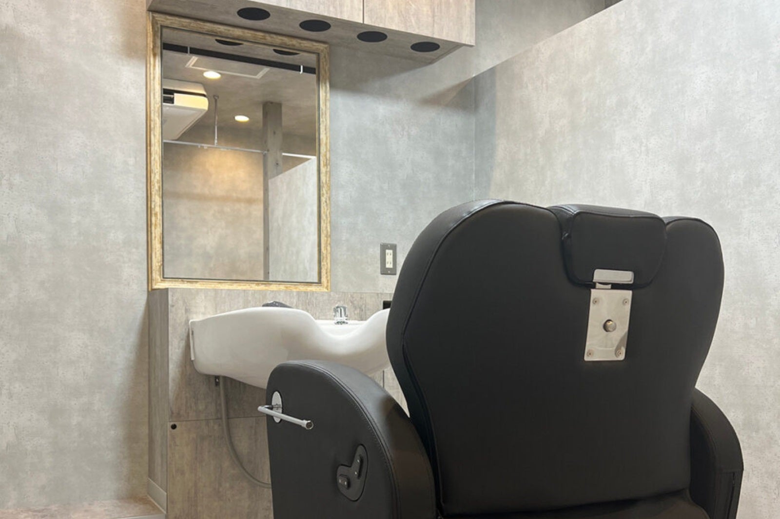 薄毛に悩む男性を専門にした完全個室美容室（提供写真）