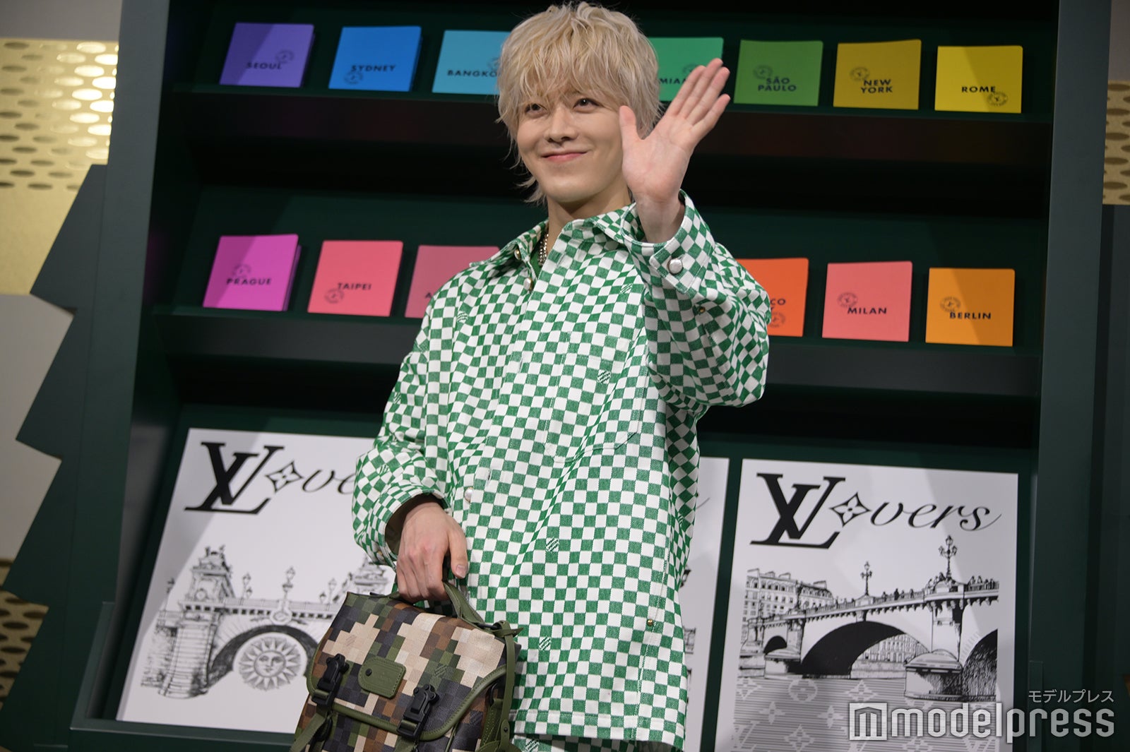 爽やかに手を振るユウタ（C）モデルプレス