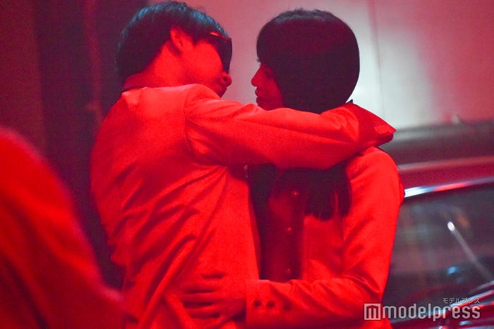 キスシーンを練習する田中シングル(8.6秒バズーカー)、小寺真理/吉本坂46RED「君の唇を離さない」MV撮影風景(C)モデルプレス