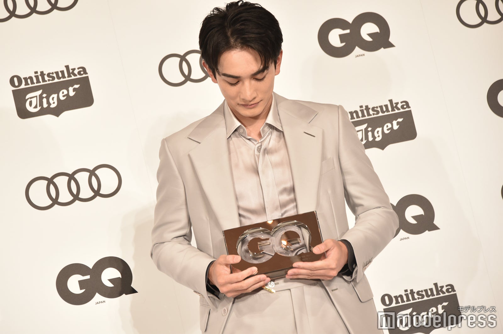 トロフィーを大事に抱える町田啓太（C）モデルプレス