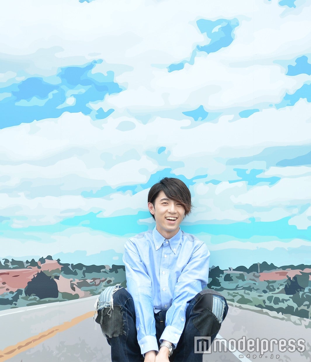 まるで本当の西海岸をバックにしたような爽やかな写真（C）モデルプレス