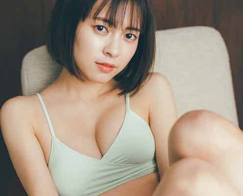 新條由芽、ランジェリー姿でスレンダーボディ堂々披露