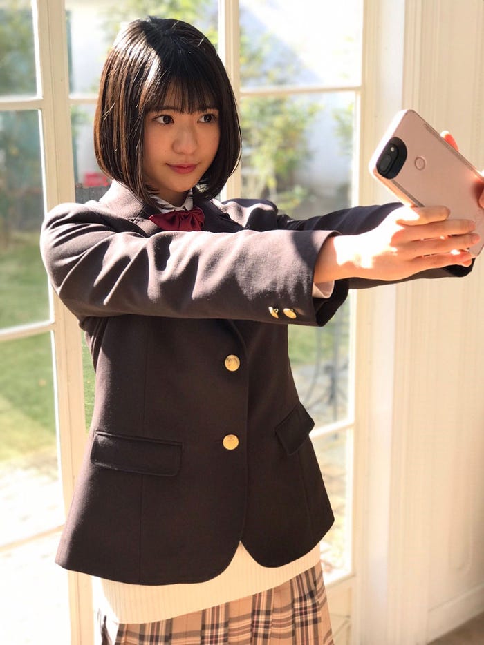 山田南実「BOMB」オフショット(画像提供:所属事務所)