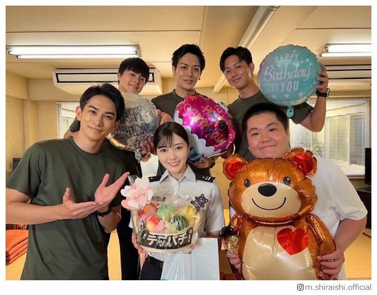 町田啓太ら「テッパチ！」キャスト、白石麻衣の誕生日祝福 集合ショットに「可愛い」「ほっこり」の声