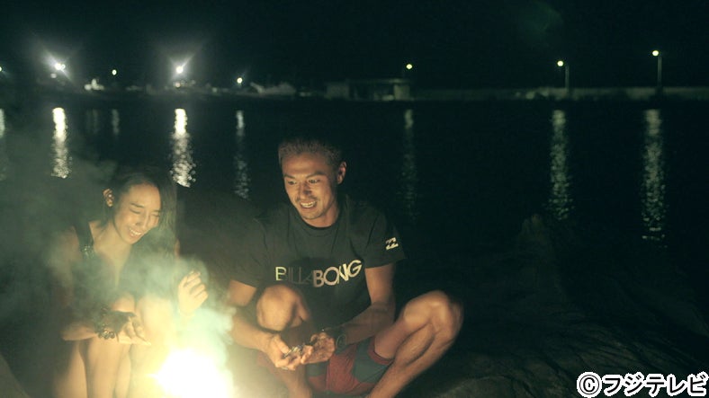 一緒に花火をする武智ミドリ、今井洋介／「テラスハウス」8月23日放送回より