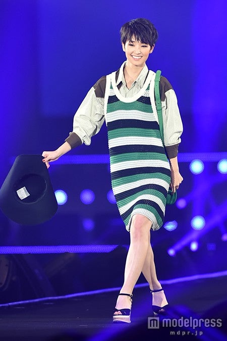 剛力彩芽、ボーダーミニワンピ＆華やか笑顔で春モード＜TGC 2015S／S＞