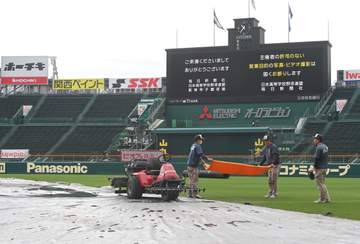 センバツ決勝 阪神園芸スタッフが神整備スタート 甲子園球場の雨はやむ 大会本部は12時30分開始予定を発表