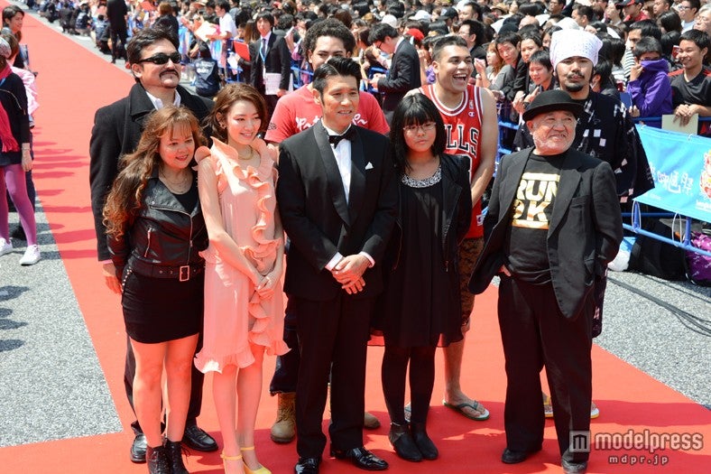 ガレッジセール・ゴリ（中央）ら映画「ロクな人生！」出演陣