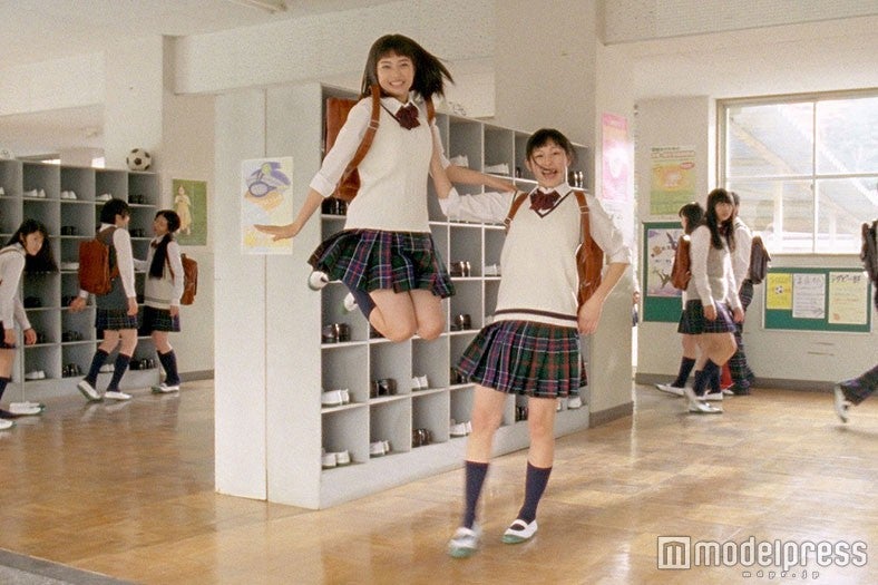 （左から）広瀬すず、南乃彩希／画像提供：ロッテ