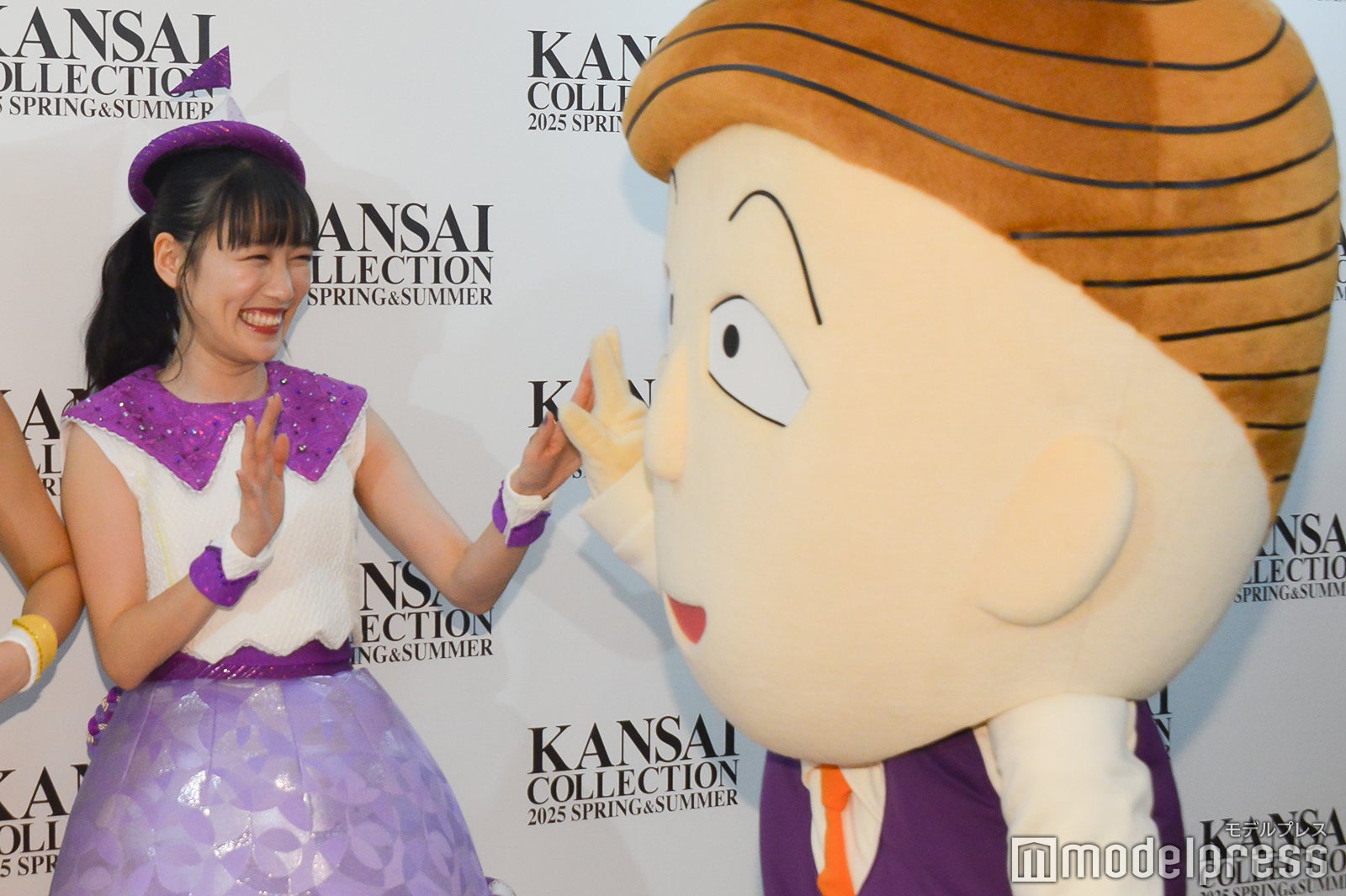 花輪クンとハイタッチを交わす高城れに（C）モデルプレス