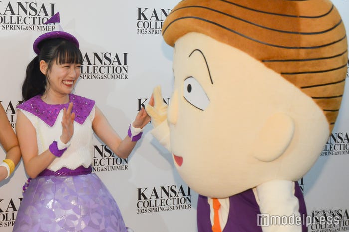 花輪クンとハイタッチを交わす高城れに(C)モデルプレス