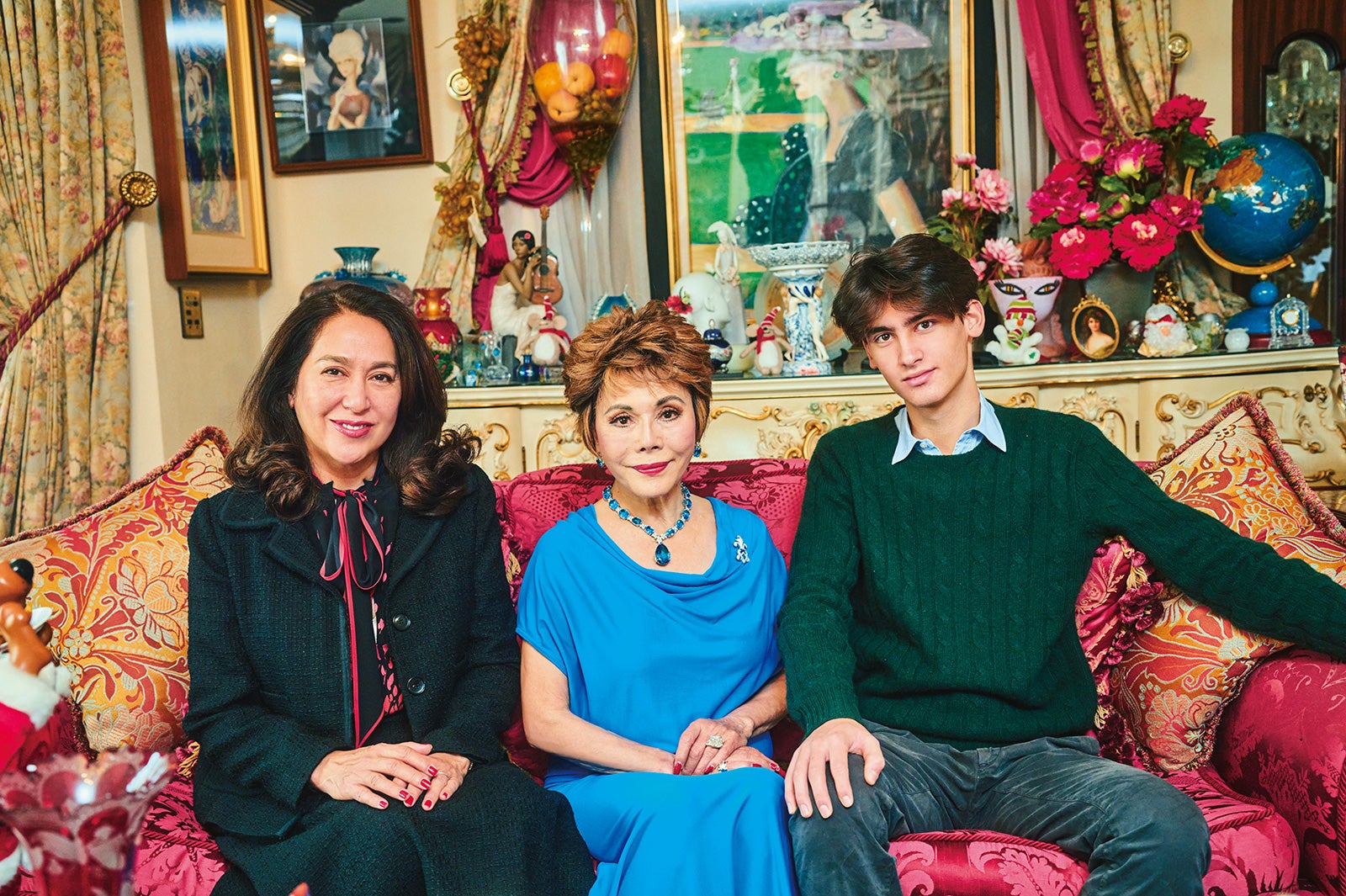 デヴィ夫人、話題のイケメン孫・キランくん初グラビア登場 母と華やか3ショット