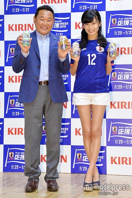 (左から)松木安太郎氏、小島瑠璃子